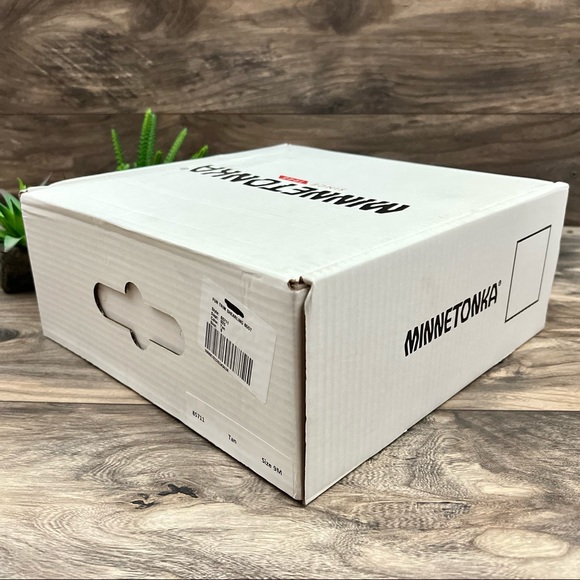 NIB Minnetonka Suede Faux Fur Shearling Trim Winter Boots Tan Suede 9M - Picture 12 of 12